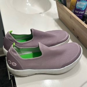 Oofos slide on shoe